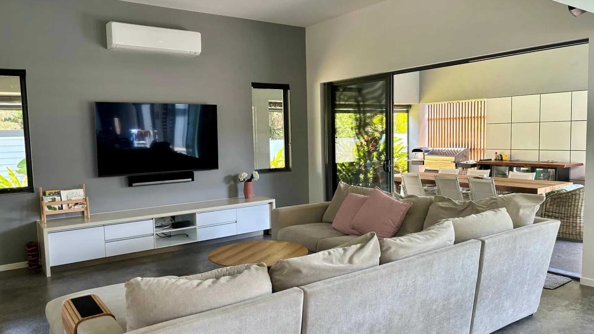 Currimundi Luxe House - Walk To Lake, Beach & Cafes Kawana Waters 0*,  Australia
