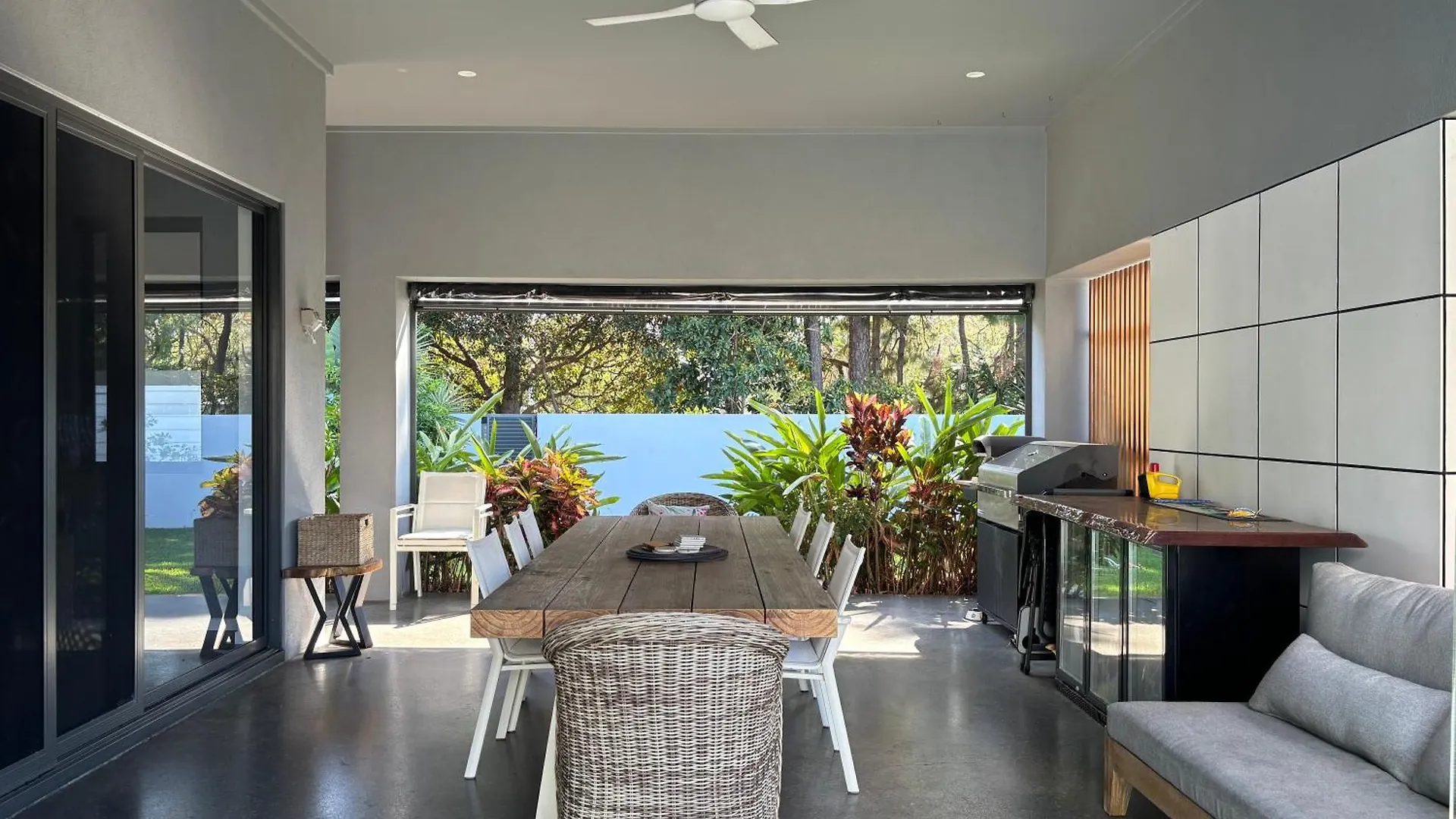 Currimundi Luxe House - Walk To Lake, Beach & Cafes Kawana Waters 0*,