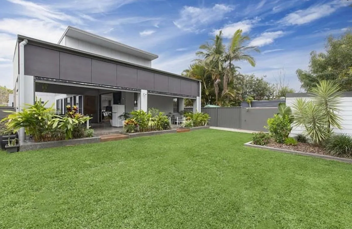 Currimundi Luxe House - Walk To Lake, Beach & Cafes Kawana Waters Holiday home
